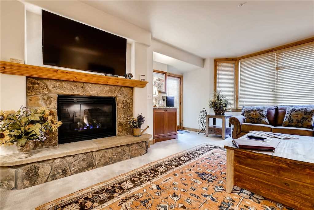 Fireplace,Hearth,Furniture,Couch,Shelf