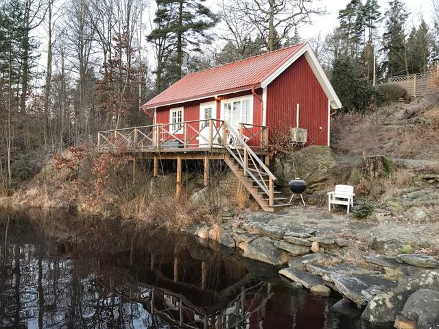 Vika Trollen - Idyllisk liten strandstuga