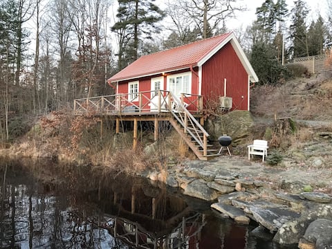 Vika Trollen - Idyllisk röd stuga vid stranden