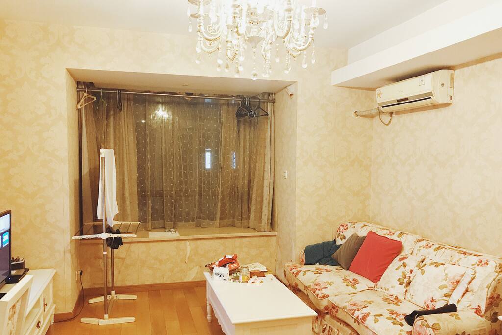Cozy living room with warm lighting. This comfortable couch will make you never wanna get out of it! Also you can watch your fav tv shows with Apple TV.
舒适的客厅,温暖的灯光以及让你坐下就很难起来的沙发。窝在里面用Apple TV享受你最爱的电视节目。