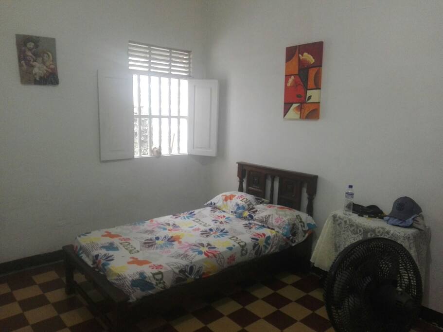 Cuarto de 4 x 4 metros con baño Cama, mesita, ropero, ventiladores