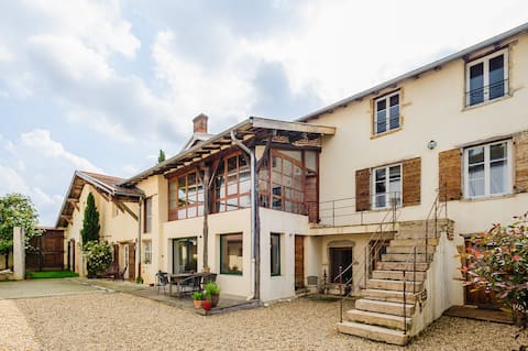 The Suspended Workshop: Charming on the outskirts of Lyon