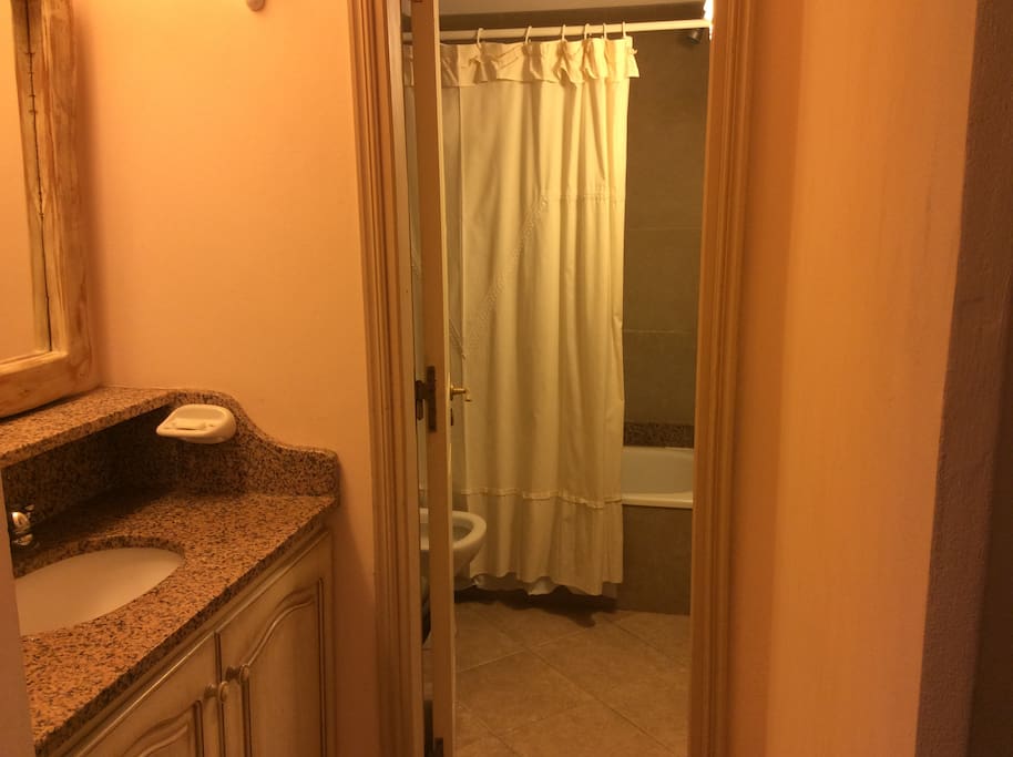 Baño privado completo, con bañera. Secador de cabello.