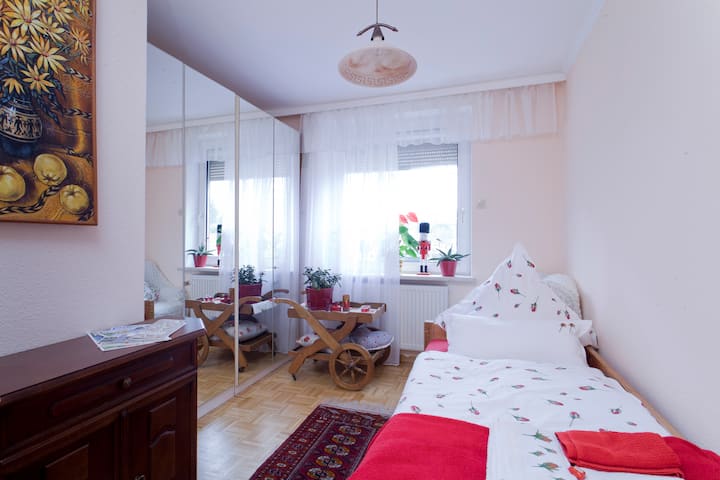 Chumba kidogo  cha kulala.
Kiti cha mikono, WARDROBE. 
Meza na Kioo. 