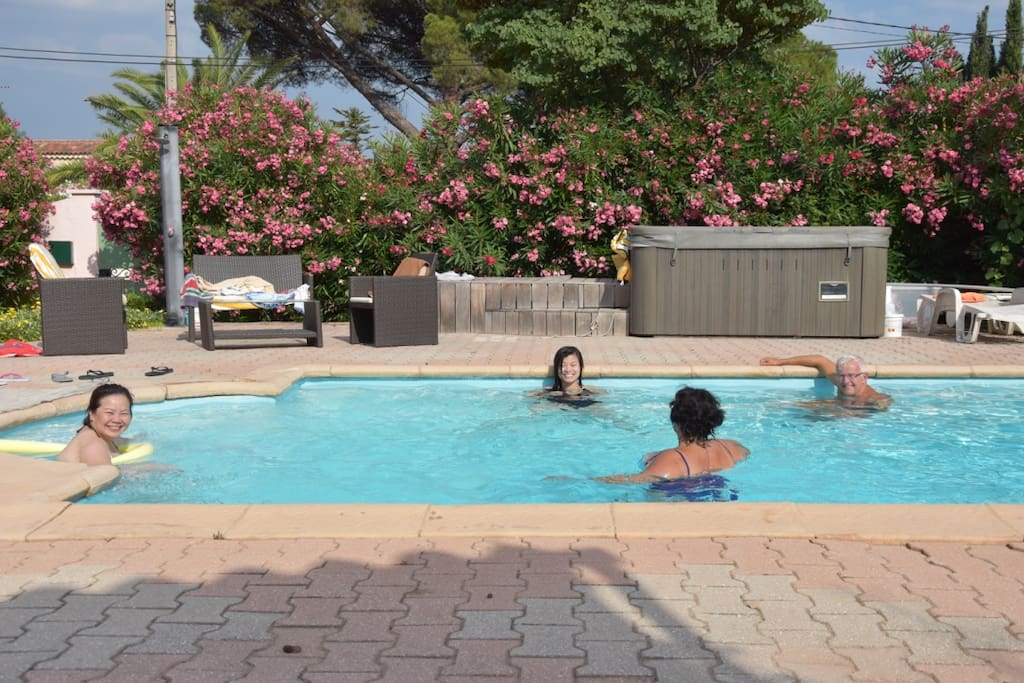 Piscine de 9m sur 3m, douche solaire extérieure et jacuzzy accesssible