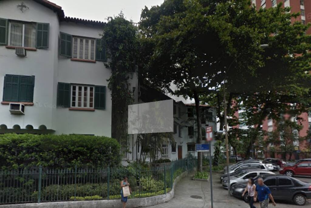 Rua bem localizada, próximo de transporte publico e shoppings.