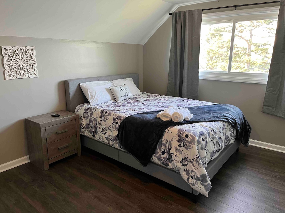 Спална соба со брачен кревет