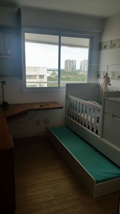 Quarto de bebê com cama de solteiro