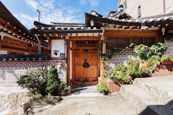 Korean traditional house in Bukchon Hanok Village - Houses for 