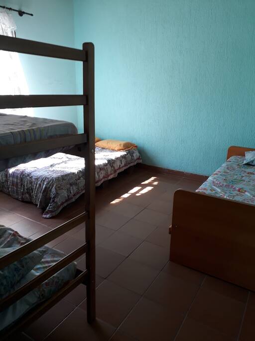 Quarto com cama de casal, beliche, bicama.
