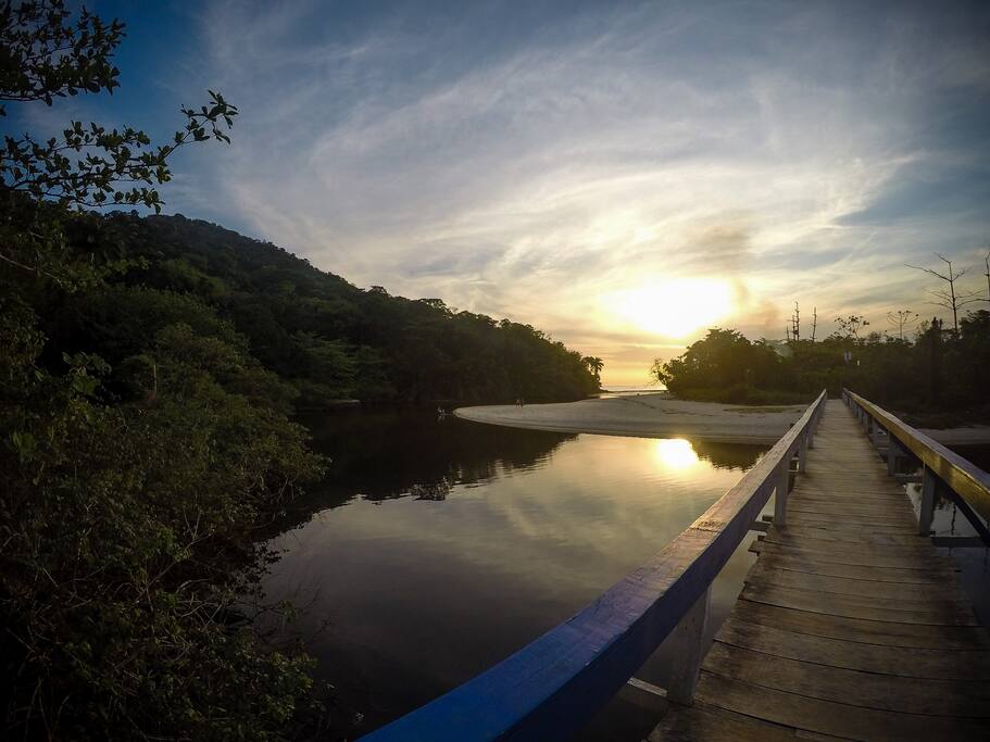Ponte que liga à igrejinha caiçara à praia.