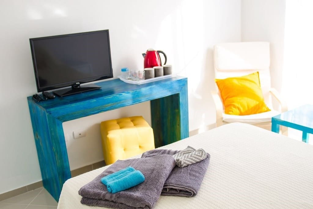Here's your Flat screen HDTV in the apartment, the internet connection is free. Relax on this nice armchair and enjoy your vacation.