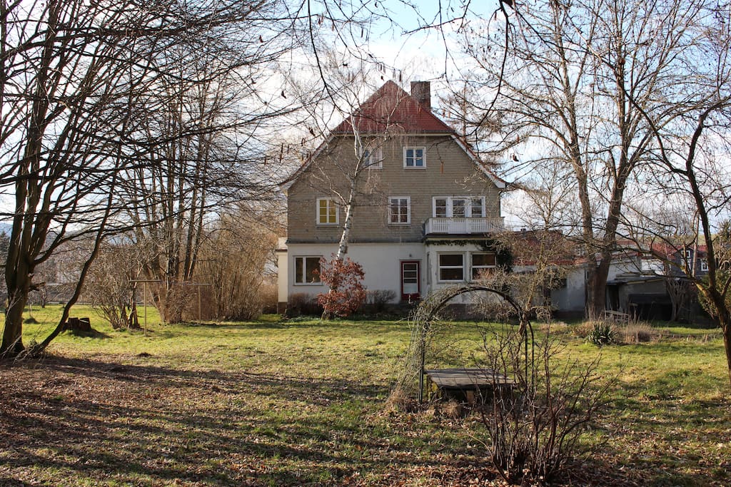 Ansicht aus dem Garten im Vorfrühling