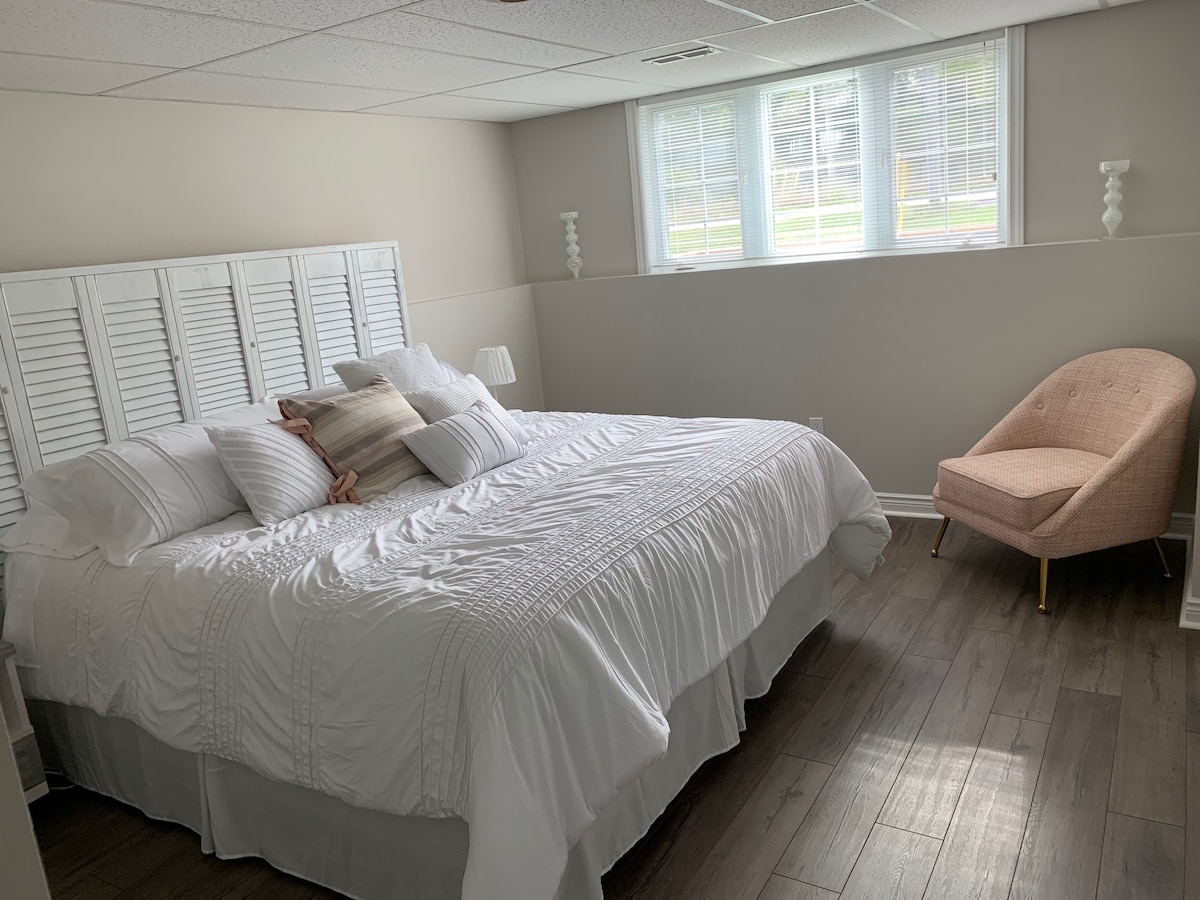 Спалня с голямо двойно легло