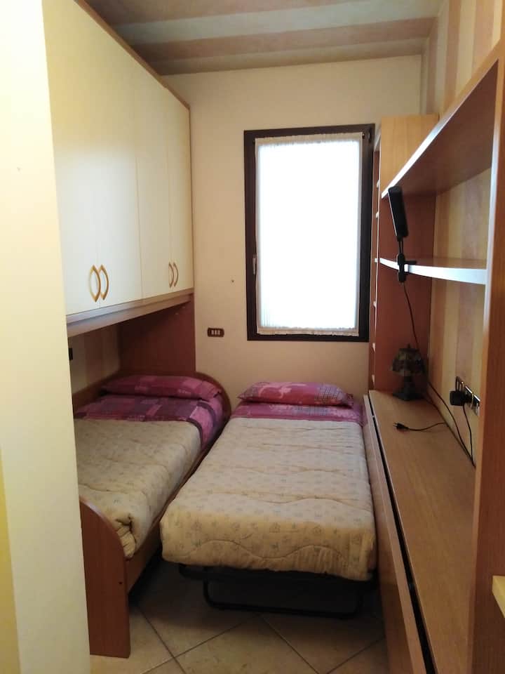 Dormitorio con cama de una plaza + cama escondida 