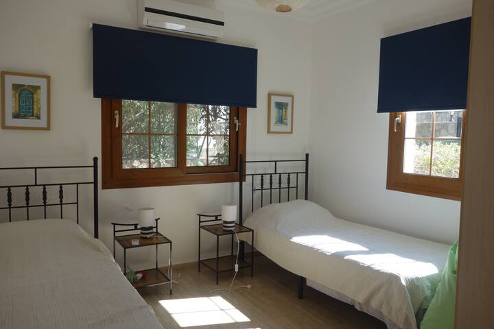 Dormitorio en planta baja con dos camas individuales.