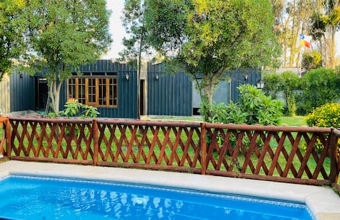 Cabin with a swimming pool and gazebo in Melipilla.