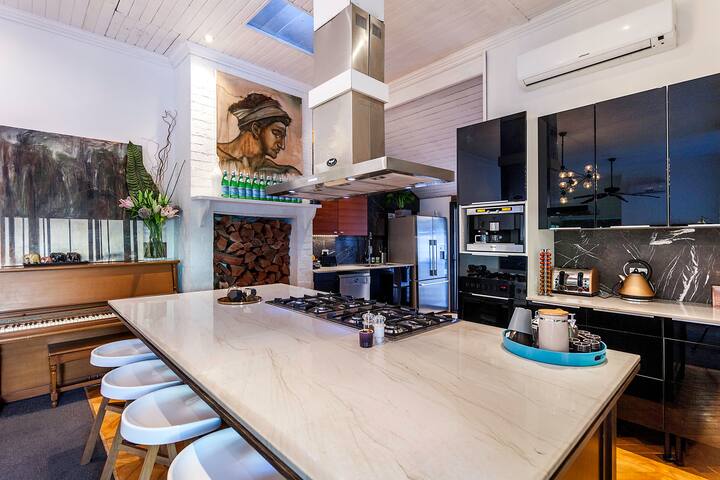 STUNNING TROPICAL OASIS gallery image 5