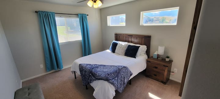 Ზემოთ საძინებელი დედოფლის ზომის საწოლით, შეეხეთ ლამპას USB პორტებით დასამუხტად, ჩემოდნის დასადებად ან გასახდელში ჯდომისთვის და ჭერის ვენტილატორით კომფორტისთვის.