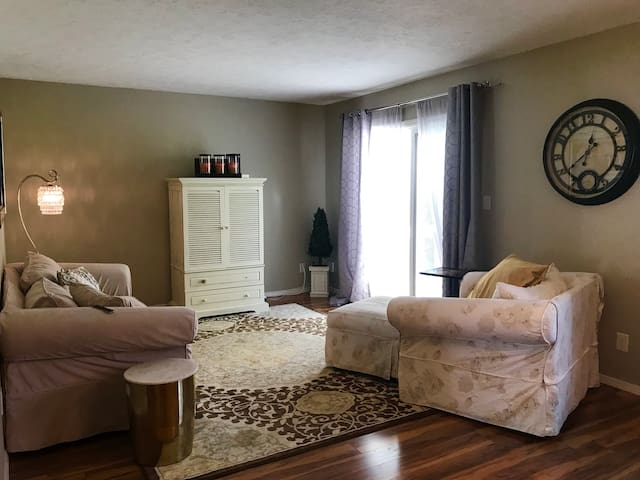 Bloomington Condo - Convenient to all of Btown