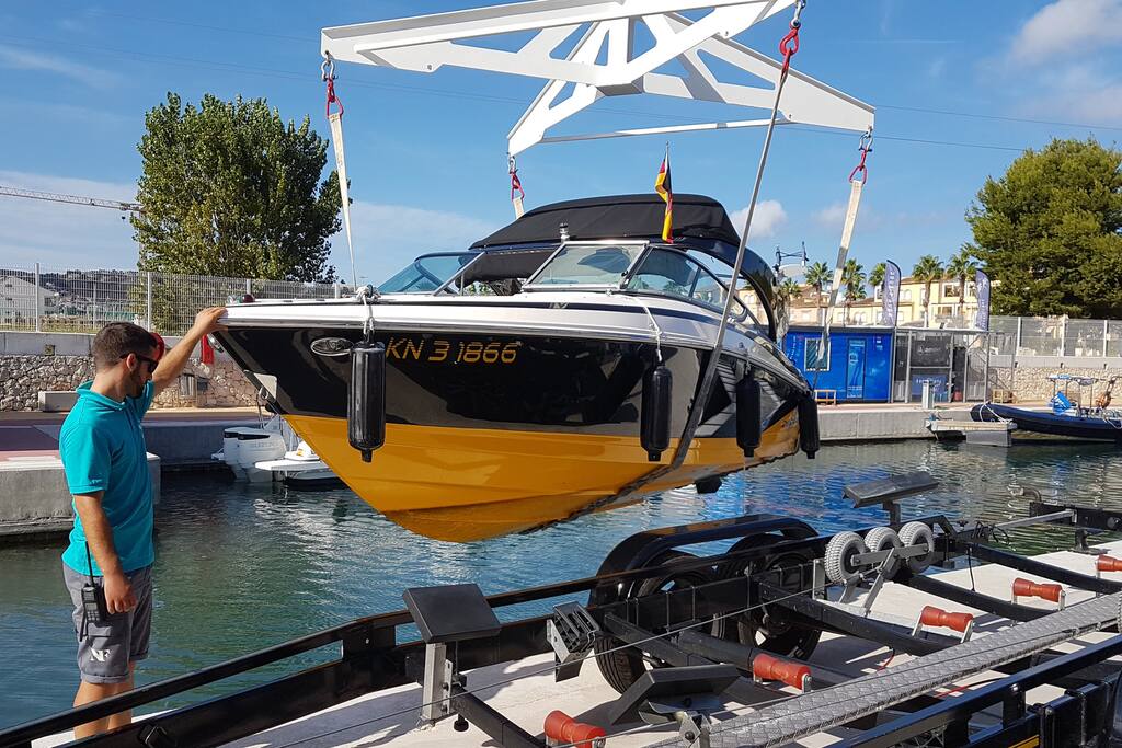 eigener Bootsliegeplatz - im Hafen Nou Fontana in Jávea stehen Ihnen ein Kran und eine Slipanlage zur Verfügung