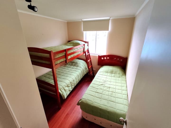 Segundo dormitorio, el cual cuenta con un camarote y cama de una plaza. Tiene un velador y clóset. Al igual que los otros dormitorios, posee una hermosa vista a la piscina y laguna, la cual se ilumina de noche.