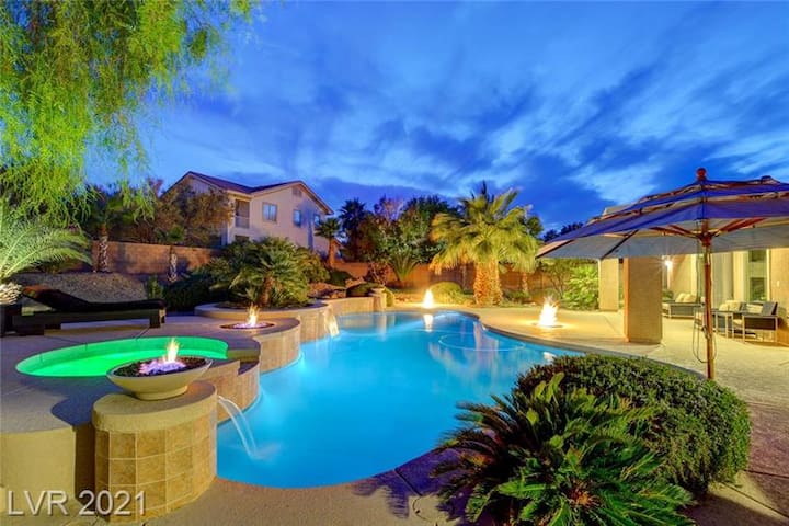 SPECTACULAR HOME WITH PRIVATE POOL AND MINI GOLF!