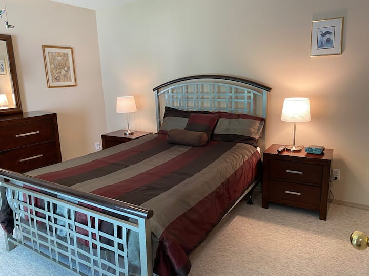 Dhoma e parë e gjumit në katin e poshtëm: 1 madhësi "Queen"
Krevat