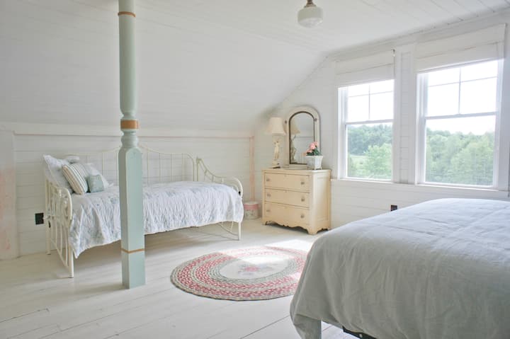 楼上有加大双人床、沙发床、梳妆台