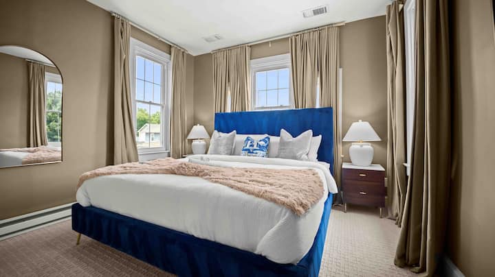 Одморете се во ова спокојно место за одмор, со брачен кревет (широк 150-179 см). Совршен спој на удобност и стил за мирен ноќен сон!