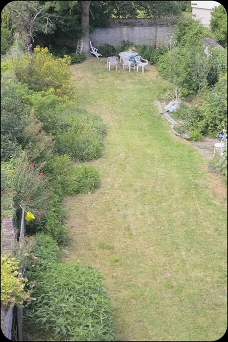 Grand jardin pour vos soirées.