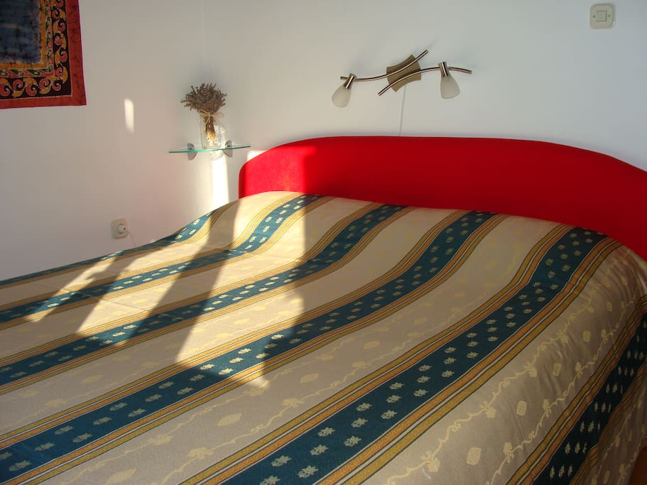 Glimpse of the Queen size bed (160x200 cm)