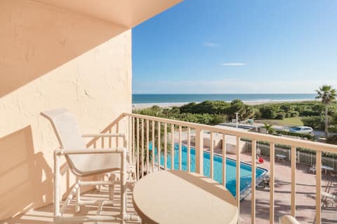 Oceanfront, amazing coastal views, pool, updated!