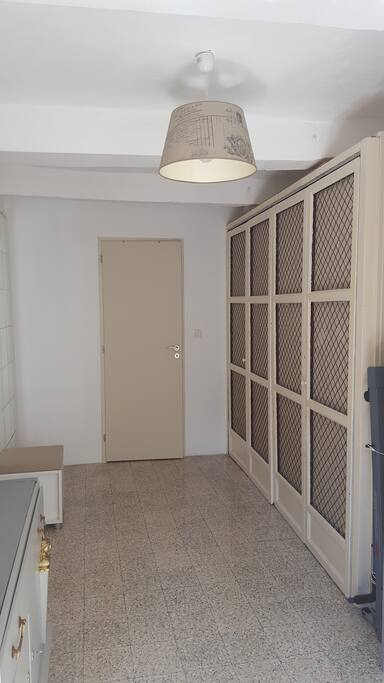 RDC - Lit double abattant + Salle d'eau + Toilettes + Armoire penderie, tiroirs et étagères