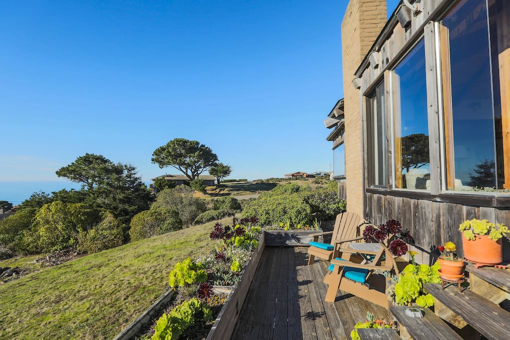 View the ocean from the lower deck.