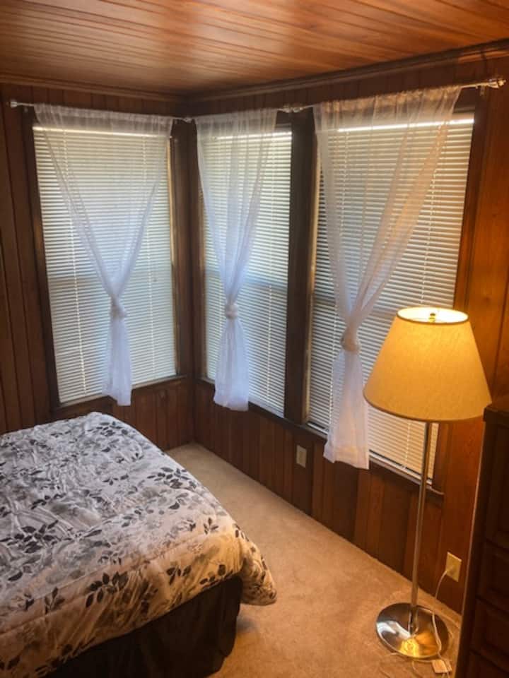 Dormitorio con cama de matrimonio