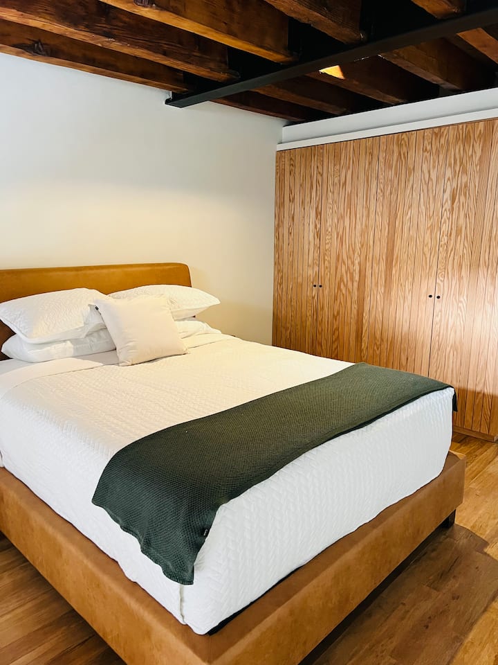 Dormitorio. Cama tamaño queen.