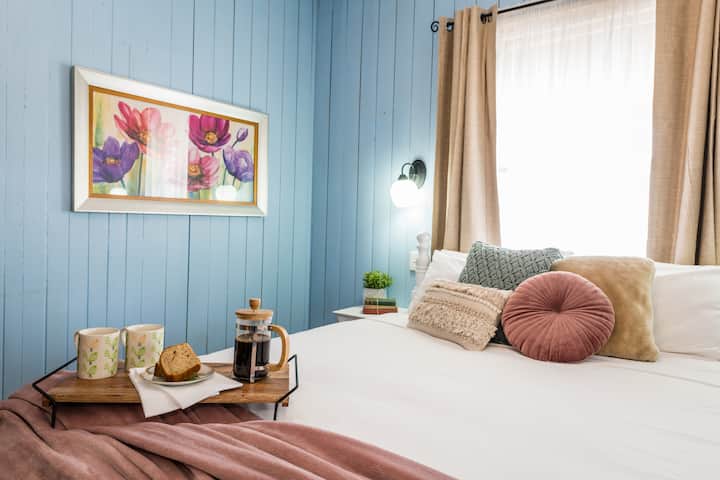 Banksia Cottage huvudsovrum med dubbelsäng, TV, DVD och Netflix