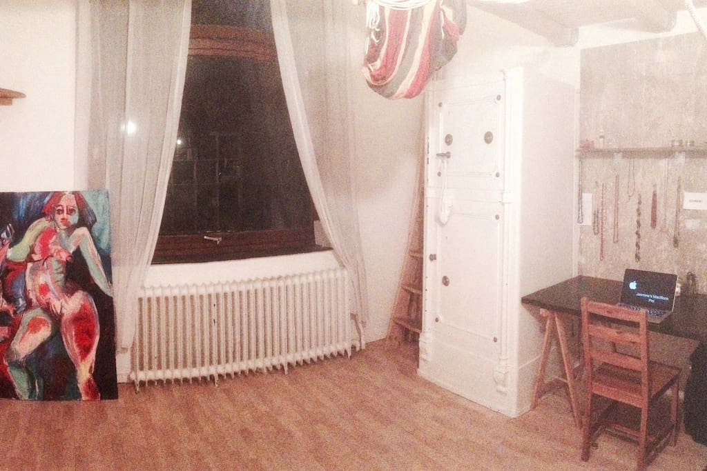 Dein Zimmer bei Nacht ;)