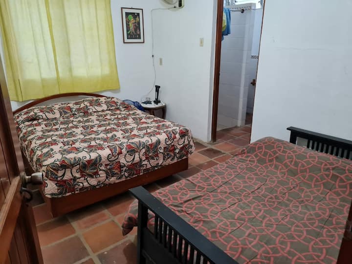 חדר 2: 2 מיטות זוגיות. תקרה ומאוורר קיר. חדר אמבטיה בפנים.