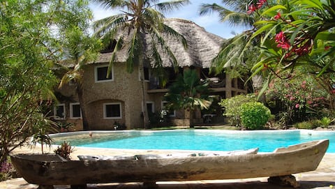 Moringa tree villa&big pool  5 minutes walk to sea