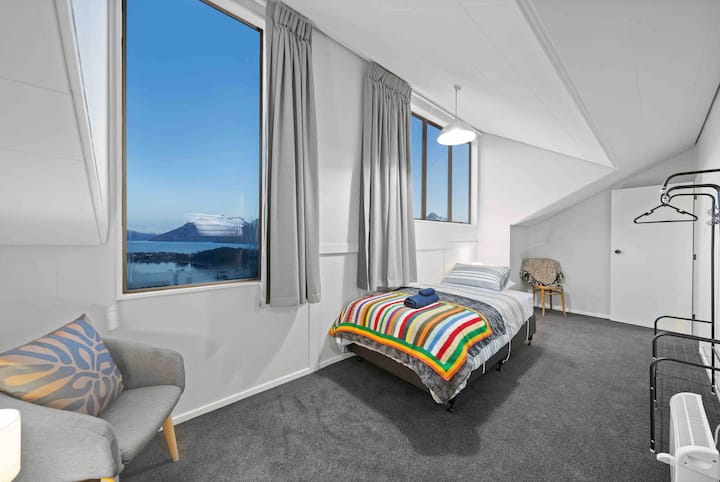 第4间客房- 1张加大双人床、1张双人床 

壮丽景观和瓦卡蒂普湖景观 