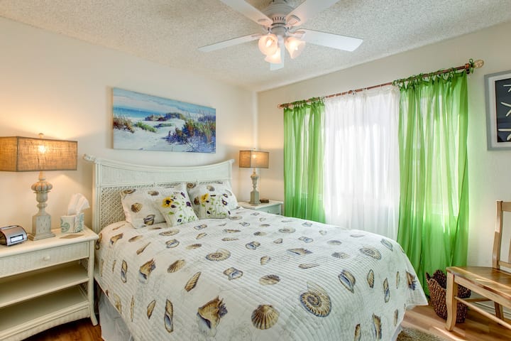 Cama tamaño queen y armario grande con aire acondicionado.