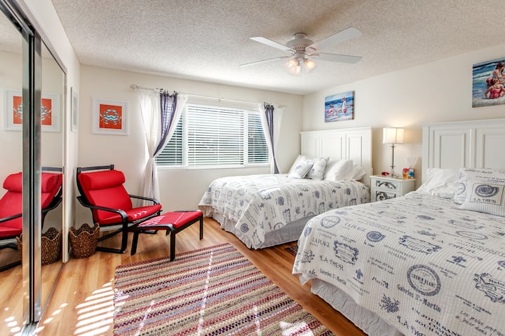 Dormitorio extra grande con 2 camas tamaño queen y baño y armario propios. Unidad de aire acondicionado también.