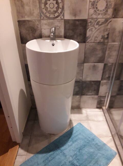 Cosy room  with bathroom  along the river Maas