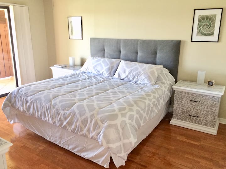 Cama tamaño king en el dormitorio principal