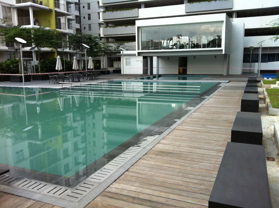 A nice gym hanging above the swimming pool area