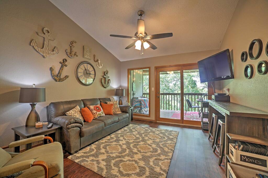 This cozy condo comfortably sleeps 6 between 2 bedrooms.