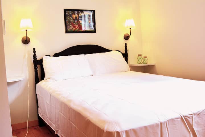 Двойна спалня с вентилатор на тавана