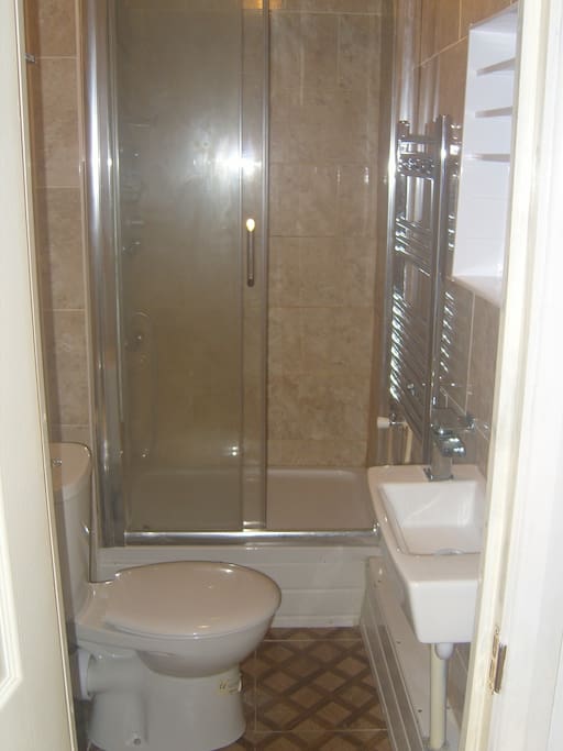 Full bathroom 1
